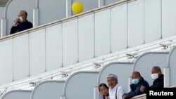 Иокогама портунда токтоп турган «Diamond Princess» лайнеринин жүргүнчүлөрү. Февраль, 2020-жыл.