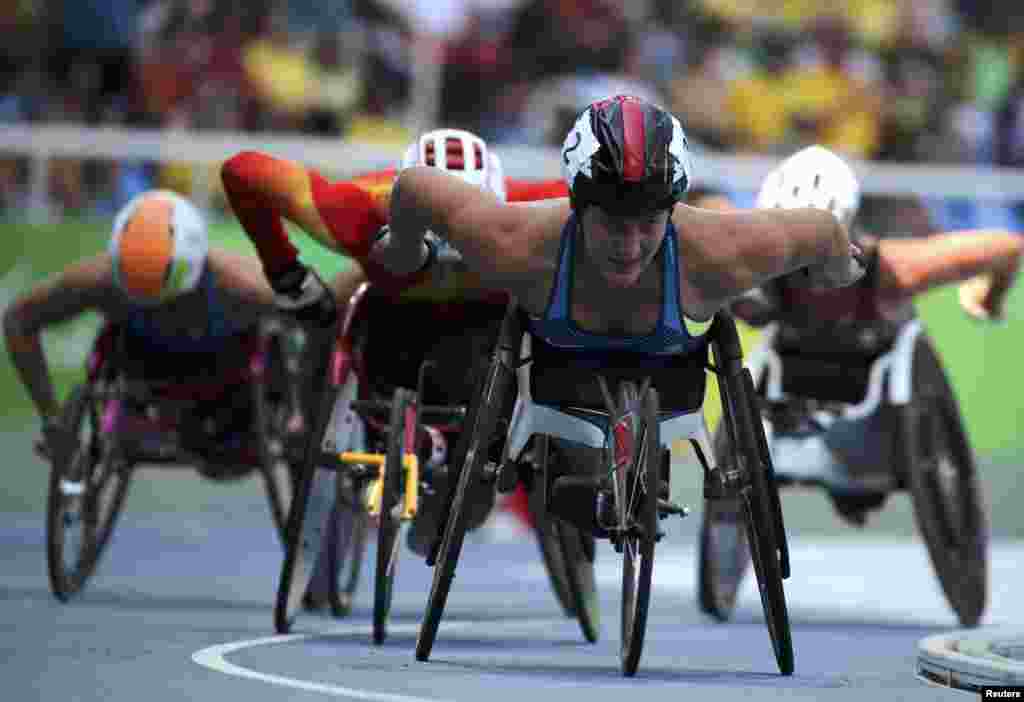 Состязания среди женщин на дистанции 5000 метров.