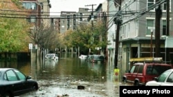 Нью-Йорк после урагана "Сэнди". По мнению авторов Global Risks-2013, измененения климата все сильнее угрожают миру.