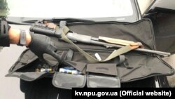 За даними поліції, озброєні учасники приїхали до Броварів близько 6:30-7 години ранку в п’ятницю з боку Києва