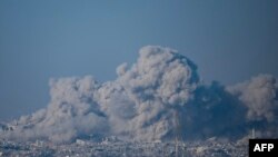 Fotografi e shkrepur nga jugu i Izraelit afër kufirit me Rripin e Gazës që shfaq tymin duke dalë nga ndërtesat e goditura nga sulmet izraelite. 1 dhjetor 2023.