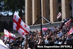Steagul Uniunii Europene din fața Parlamentului georgian a fost scos și în locul lui manifestanții au instalat o cruce