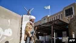 په سپین بولدک کې له دروازې سره د طالبانو یو وسله وال- اکتوبر ۱۲، ۲۰۲۵. ارشیف