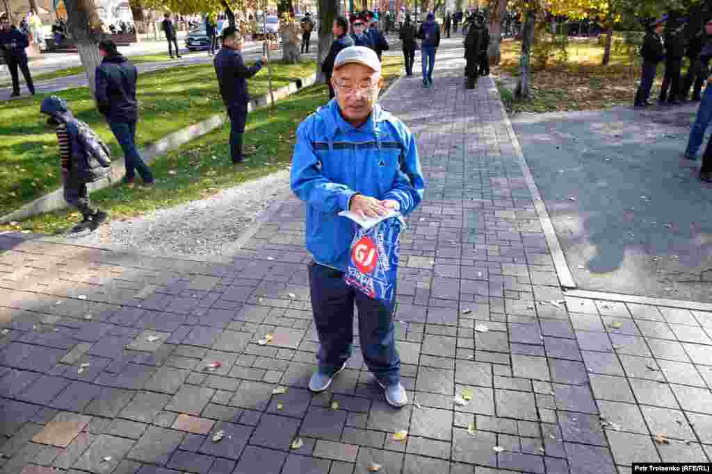 Невысокий пожилой мужчина в голубой спортивной куртке держал в руках брошюру с Конституцией Казахстана, призывая полицейских её соблюдать. &ndash; Единственным источником власти является народ. А у нас есть право быть избранными? Мы такого права не имеем! &ndash; говорил он. &ndash; Это Конституция! Нам нужно ее соблюдать! Я ведь тоже чиновник, госслужащий, работал в министерстве сельского хозяйства. Полицейские мужчину не трогали.