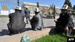 Ак үйдүн алдына талаптарын айтып чыккандар. 2012-жыл.