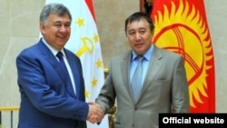 Муродалӣ Алимардонов, муовини нахуствазири Тоҷикистон ва Абдураҳмон Маматалиев, муовини нахуствазири Қирғизистон.