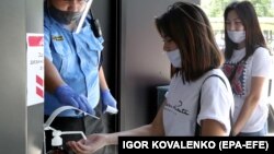 У входа в один из торговых центров Бишкека. 