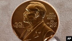 O medalie Nobel expusă în timpul unei ceremonii din 2020 (imagine de arhivă).