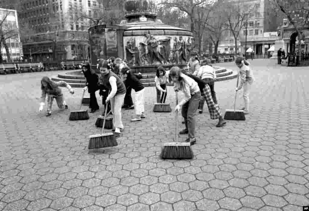 Діти із Монастиря Святого Серця (школи) у Нью-Йорку прибирають пам&rsquo;ятник на Юніон-сквер, 22 квітня 1970 року