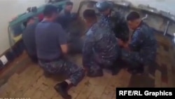 Астаналық белсенді Тимур Дәнебаевты түрме қызметкерлері азаптағаны туралы видеодан скриншот.