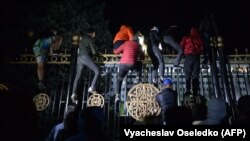 Бишкектеги Ак үйдүн дарбазасынан ашып өтүүгө аракеттенгендер, 5-октябрь, 2020