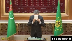 Prezident Gurbanguly Berdimuhamedow täze ordenini maňlaýyna sylýar. Türkmen TW-sinden alnan surat.