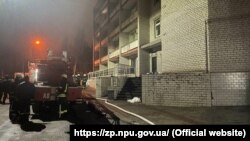 За даними поліції, займання виникло в одній із палат-боксів реанімаційного відділення, де проходять лікування хворі на гостру респіраторну хворобу COVID-19