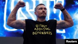 Крымчанин Александр Усик во время тренировки перед боем с Дюбуа в футболке с надписью «Освободите защитников Азовстали»