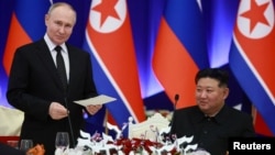 Presidenti rus, Vladimir Putin dhe udhëheqësi koreanoverior, Kim Jong Un. 