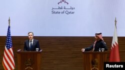 Secretarul de stat al SUA, Antony Blinken (s), și prim-ministrul și ministrul de externe al Qatar, șeicul Mohammed bin Abdulrahman Al Thani (d).