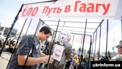 Відзначення річниці провалу «російської весни» у Запоріжжі. Місцеві самооборонівці виготовили клітку з опудалом у вигляді президента Росії Володимира Путіна. Запоріжжя, 13 квітня 2015 року