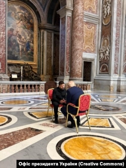 Președinții Volodimir Zelenski și Donald Trump au discutat la Vatican.