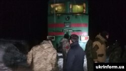 Ветерани АТО на залізничній колії під час перекриття залізничної гілки Луганськ-Попасна в рамках торгової блокади окупованих територій Донбасу, Луганська область, 25 січня 2017 року 
