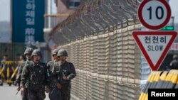 Vojnička patrola na Velikom mostu ujedinjenja između Severne i Južne Koreje