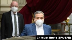 аЗменик-министерот за надворешни работи на Иран, Абас Аракчи на разговорите во Виена. 