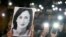 Demonstrant na protest u La Valeti (Malta) drži fotografiju ubijene novinarke Dafne Karuana Galicija. Fotografija je zabeležena na demonstracijama 20. novembra 2019., sa kojih je tražena ostavka Vlade.