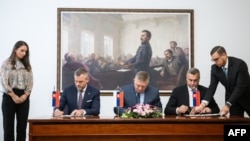 Голови словацьких політичних партій «Голос» Петер Пеллеґріні, «Смер» Роберт Фіцо та Словацької національної партії Андрей Данко підписують меморандум про створення коаліції, 11 жовтня 2023 року