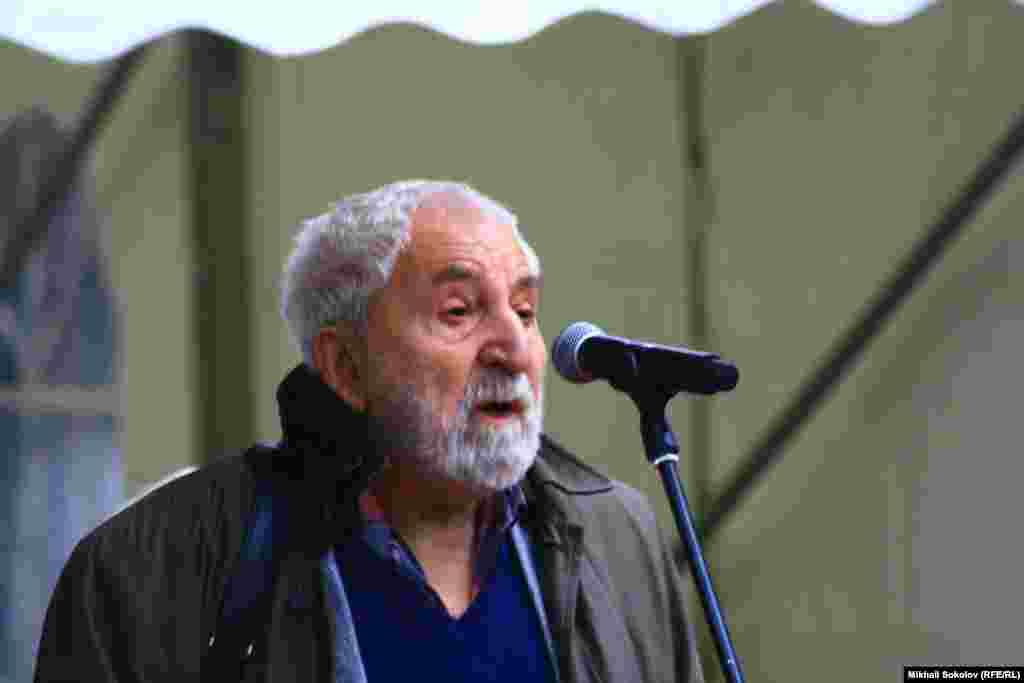 Глава Фонда защиты гласности Алексей Симонов на открытии мемориальной доски Анне Политковской в Потаповском переулке 7 октября 2013 года. 