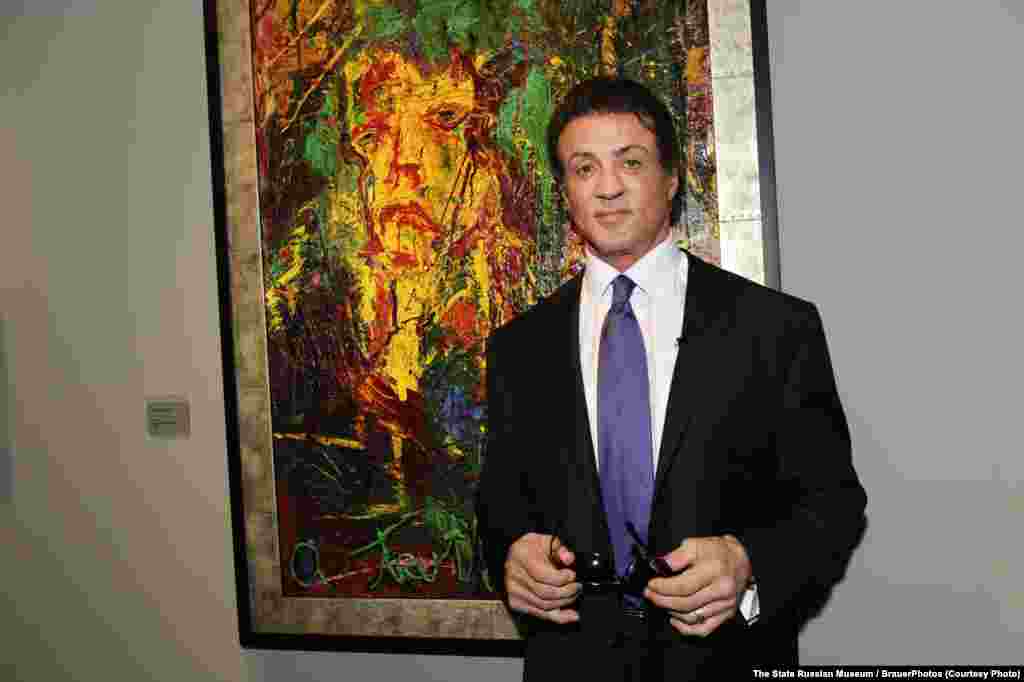 Sylvester Stallone pozează cu lucrarea sa "The Electric Burst of Creativity" la deschiderea expoziției de la Art Basel Miami Beach la Miami în 2009.