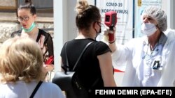 Provjera tjelesne temperature prilikom ulaska u bolnicu u Sarajevu, juli 2020. 