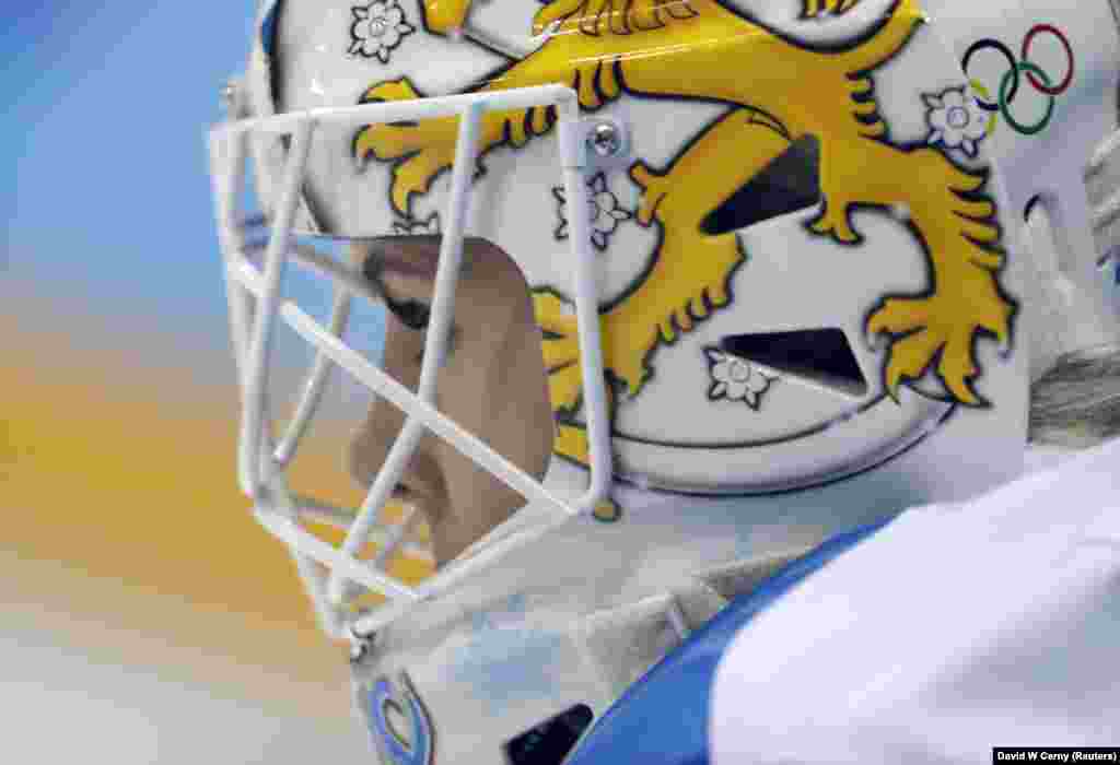 Хокей: Воротар Меері Райзанен із Фінляндії під час півфінального матчу серед жінок