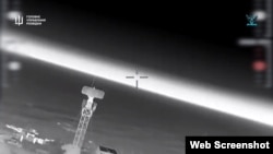 Ураження в Криму берегової станції радіолокації МР-10М1 «Мис М1». Скріншот кадру з відео ГУР МО України