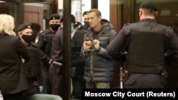 Aleksei Navalnîi adus în cătușe la tribunal, Moscova, 2 februarie 2021