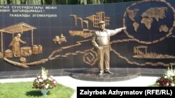 "Шоро" компаниясынын баш кеңсесине орнотулган Табылды Эгембердиевдин стелла-айкели. 27-июль, 2017-жыл.