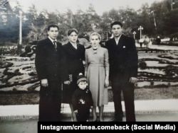 Дитина в центрі – дідусь Лії