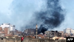 Түркиянын түштүк -чыгышында күрт согушкерлери менен түрк коопсуздук күчтөрү ортосунда кагылыштар уланууда. Диярбакыр шаарынын Сур району. 3-февраль, 2016-жыл тартылган сүрөт. 