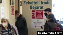 Oltásra váró idõs emberek a Magyar Honvédség Egészségügyi Központ székhelyén kialakított oltóponton 2021. február 5-én