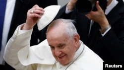 Papa Franjo pozdravlja ljude tokom nedjeljne opšte audijencije u dvorani Pavla VI u Vatikanu, 29. decembra 2021. 