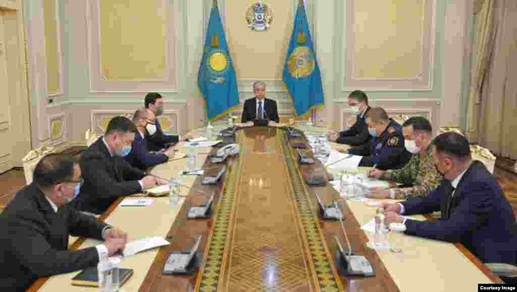 Presidenti i Kazakistanit, Qasym-Zhomart Toqaev, gjati takimit me shtabin kundër terrorizmit në Akorda. Nur-Sulltan, 7 janar 2022.