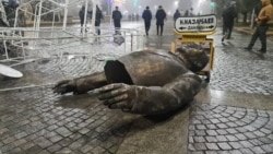 Низверженный памятник Нурсултану Назарбаеву в Талдыкоргане