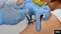 Вводити бустерну дозу вакцин рекомендовано людям, старшим 18 років, які отримали дві дози вакцини понад 6 місяців тому