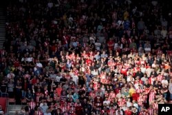 Drukkerek a Southampton és a Leeds United angol Premier League-meccsén, a southamptoni St. Mary’s Stadionban 2021. október 16-án. A mérkőzést a Southampton nyerte 1–0-ra