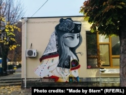 Vajza [kukull] e veshur me veshje tradicionale të zonës së Hasit në Prizren (Photo credits: “Made by Stern”.