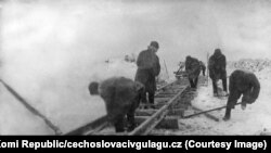 СССРдин аймагында кулакка тартылгандар жол куруп, баалуу металды казган. Архив сүрөт.