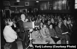 Один із операторів команди Володимира Гайдука, який організовував фільмування виступів дисидентів. Зустріч із лідером дисидентського руху в СРСР генералом Петром Григоренком. 2 вересня 1978 року, околиця Монреалю. Фото Юрія Лугового