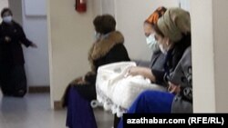 Marylylaryň ençemesi agzalýan lukmançylyk edaralarynda gelinleriň arasynda ýerde, matrasda çaga dogurmaly bolýanlarynyň bardygyny aýdýar. (Illýustrasiýa suraty)