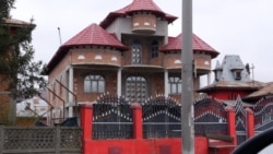 Una dintre multele case ale romilor din Bolintin Vale. Mulți dintre locuitori muncesc în străinătate.