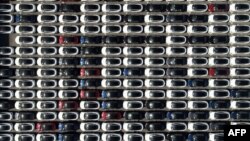 نمای هوایی از یک انبار خودرو از جمله تسلا در تایوان