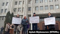 Жогорку Кеңештин имаратынын алдындагы пикет. 
