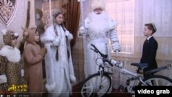 Türkmen TW-si prezidentiň adyndan saýlanyp alnan bir oglana 'ak sowgat' getiren Aýazbabany görkezýär. 